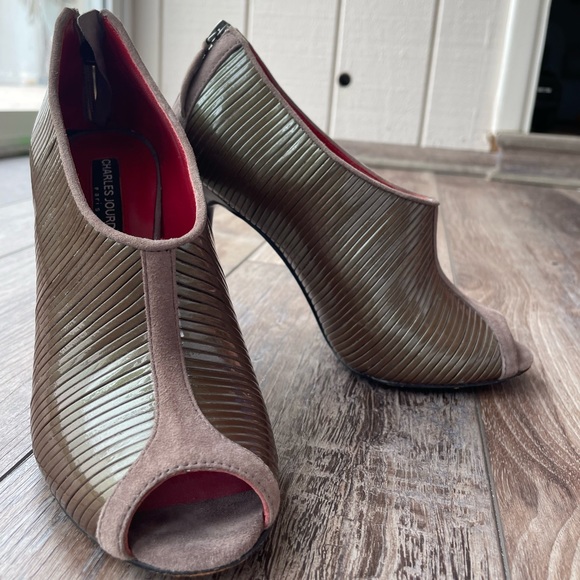 Charles Jourdan Paris brown pep toe heeled booty - Picture 3 of 6